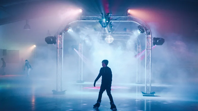 RawmanPictures - Sebastian Schiefermayr | Eisdisco Marchtrenk | Eisbahn-Atmosphäre bei Nacht: Magisches Schlittschuh-Erlebnis mit Lichtshow und Nebeleffekten.