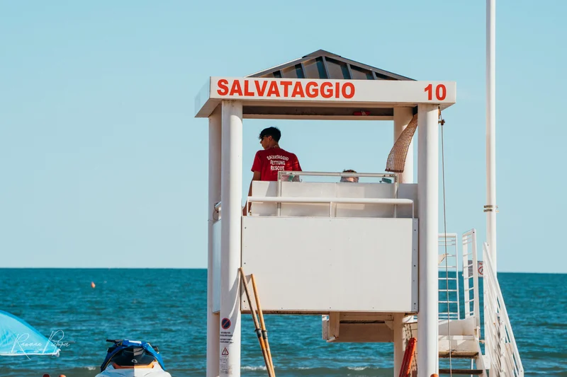 RawmanPictures - Sebastian Schiefermayr | Urlaub Jesolo | Lifeguard-Turm am Strand, strahlender Himmel, sicheres Badeerlebnis, Küstenfotografie.