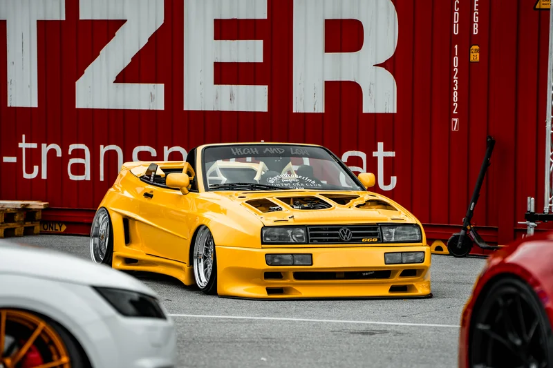 RawmanPictures - Sebastian Schiefermayr | Motortag Salzburg 2025 | Sportwagen-Fotografie, gelber getunter Auto in urbaner Umgebung. Fahrzeug Fotografie.