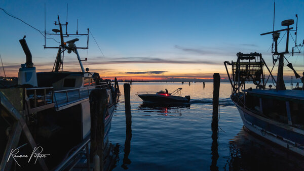 RawmanPictures - Sebastian Schiefermayr | Chioggia 2022 | Sonnenuntergang am Hafen: Boote und Silhouetten im Abendlicht – maritime Fotografie.
