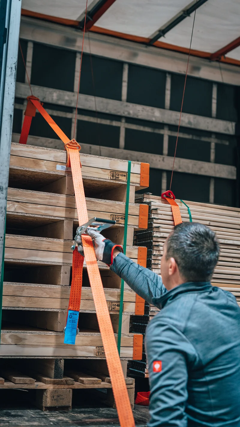 RawmanPictures - Sebastian Schiefermayr | Firmenshooting EasyBox GmbH | Arbeitssicherheit Ladungssicherung LKW Transportdienstleistung Paletten Handling