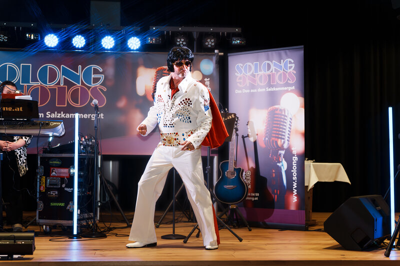 RawmanPictures - Sebastian Schiefermayr | Solong - Charity Event | Elvis-Tribute-Show auf der Bühne: Live-Auftritt, energiegeladene Performance, unvergessliche Musik.