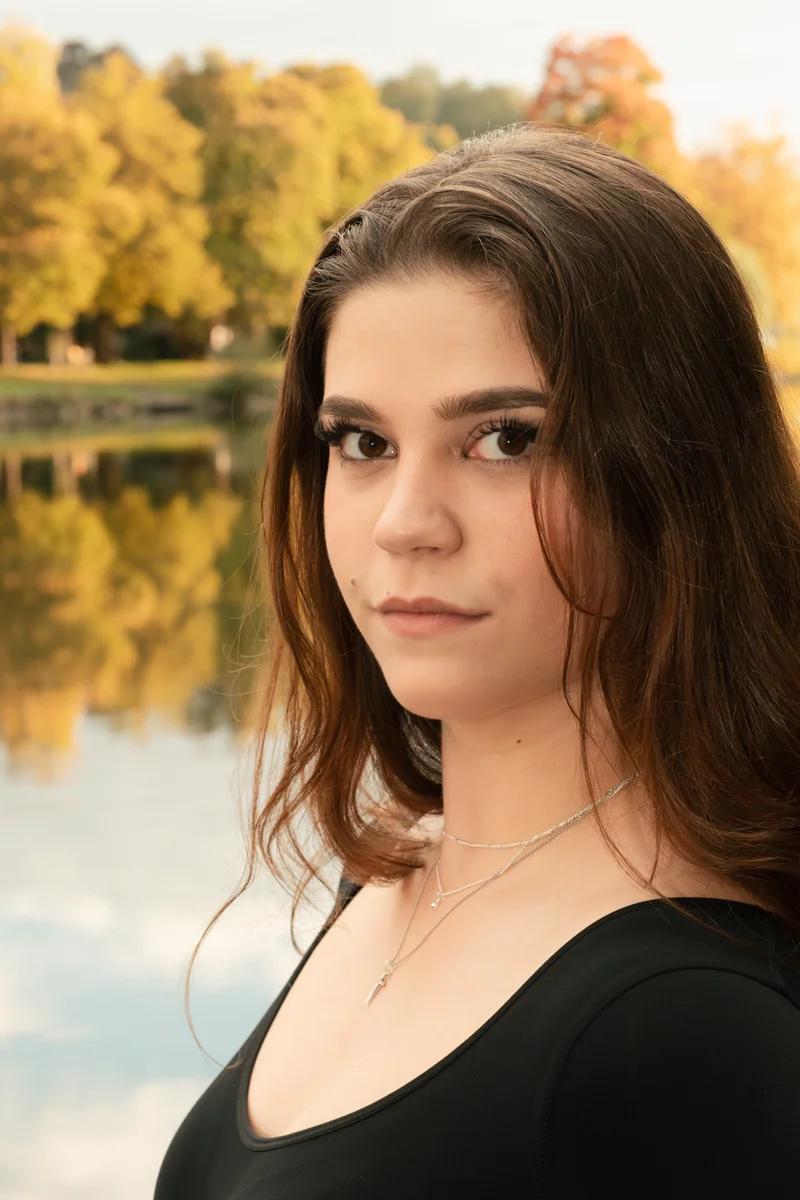 RawmanPictures - Sebastian Schiefermayr | Portraitshooting Vanessa S. | Porträtfotografie am See: Professioneller Fotograf für natürliche Outdoor-Shootings.