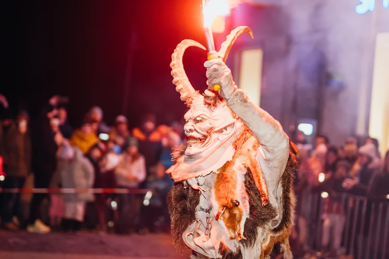 RawmanPictures - Sebastian Schiefermayr | Perchtenlauf Eferding | Alpenländisches Brauchtum Foto: Traditioneller Umzug mit Perchten und Feuer.