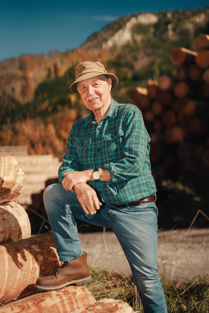 RawmanPictures - Sebastian Schiefermayr | Sägewerk Löberbauer | Outdoor-Portrait eines Mannes im Wald: Naturfotografie, Holzfäller, Herbstlandschaft, Umwelt.
